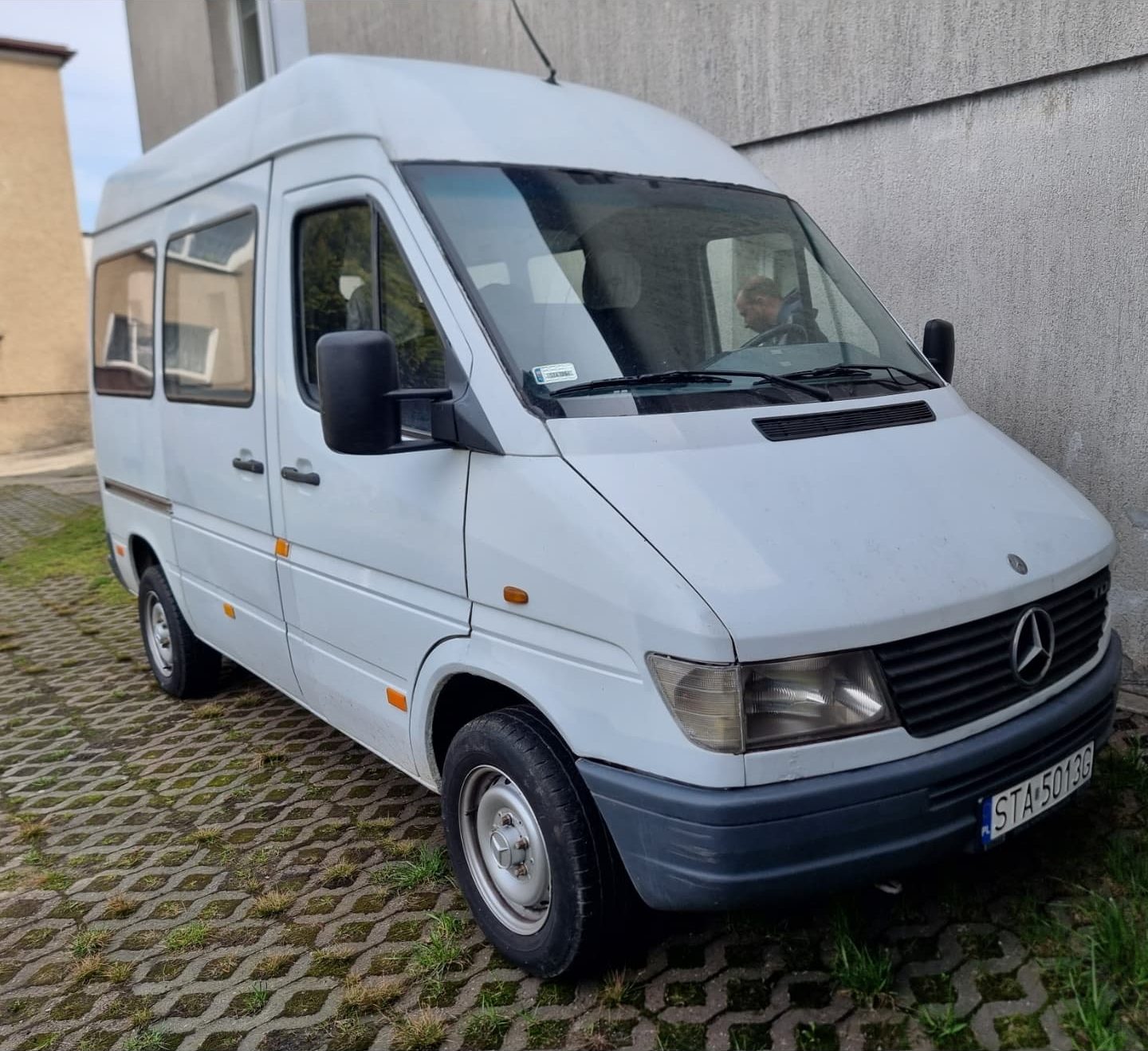 Skupiony Mercedes Sprinter — odbiór busa spod domu klienta