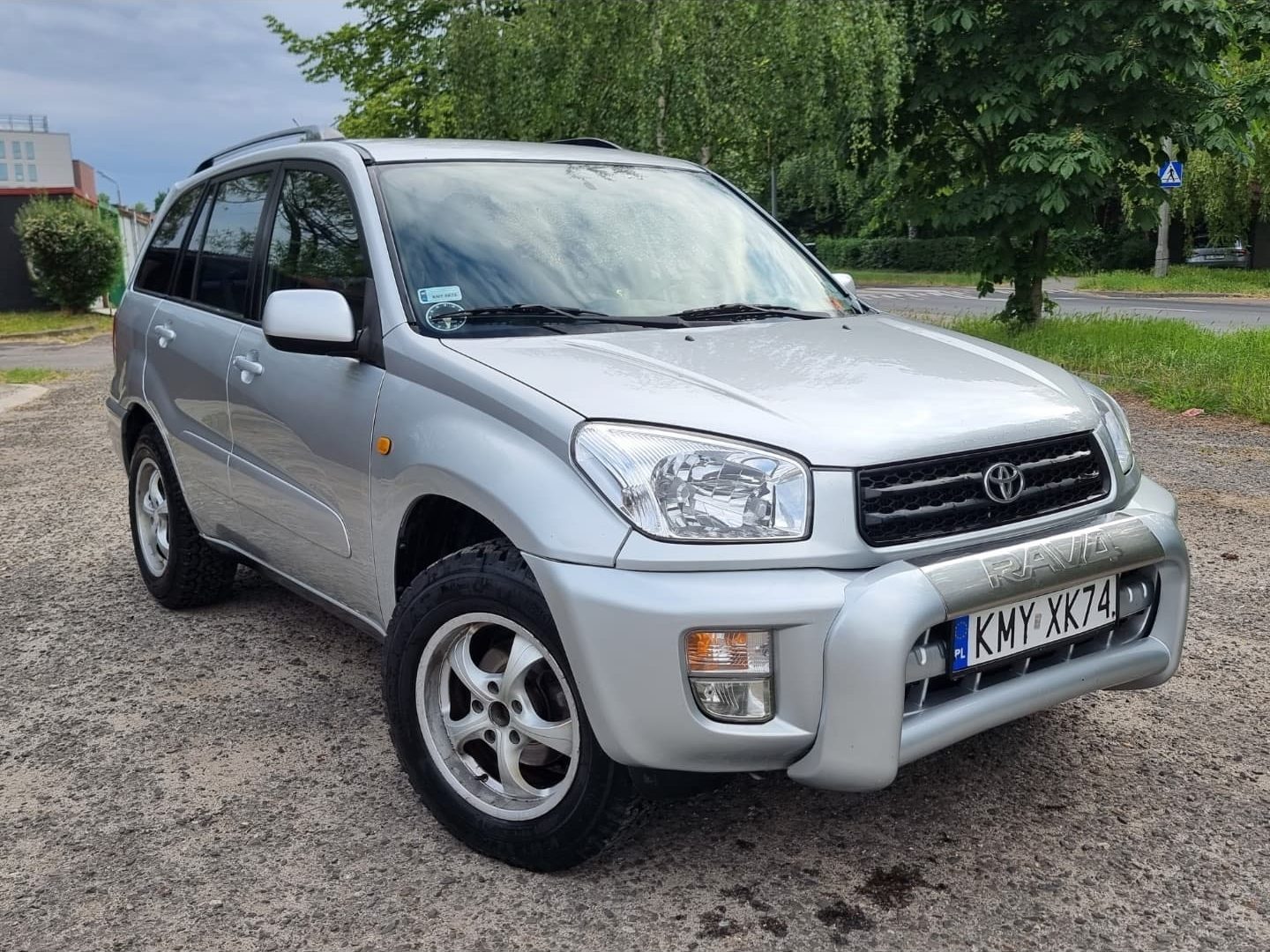 Skupiona Toyota RAV4 — auto przygotowane do wysyłki na eksport