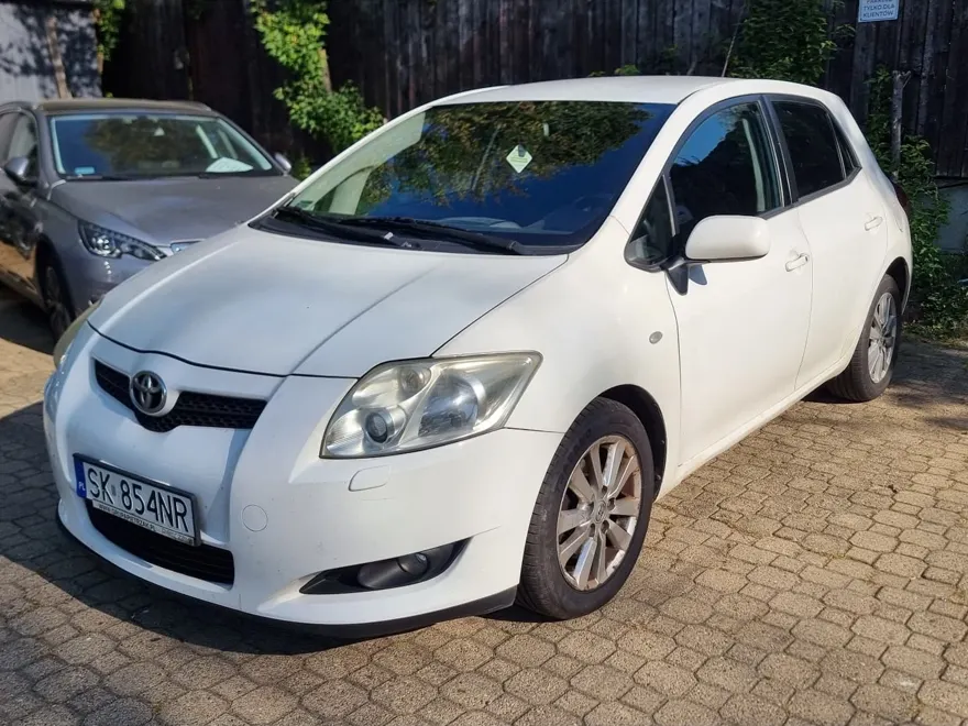 Skup Toyota Auris — skupiony egzemplarz, odbiór lawetą w cenie